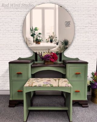Isn’t this piece just beckoning you to take a seat? Unique and refreshed, simply put - it’s functional Art! Available @redwindstudio Artist: Tracey Doogan-Benoit #FATPaint #FATPaintretailer #inFATuated❕ #chalkpaint #chalkstylepaint #custompaintedfurniture #restoredfurniture #vanitymakeover #furnituremakeover #interiordesigninspo #FATverdigris #artisanlife #FATPaintStudio